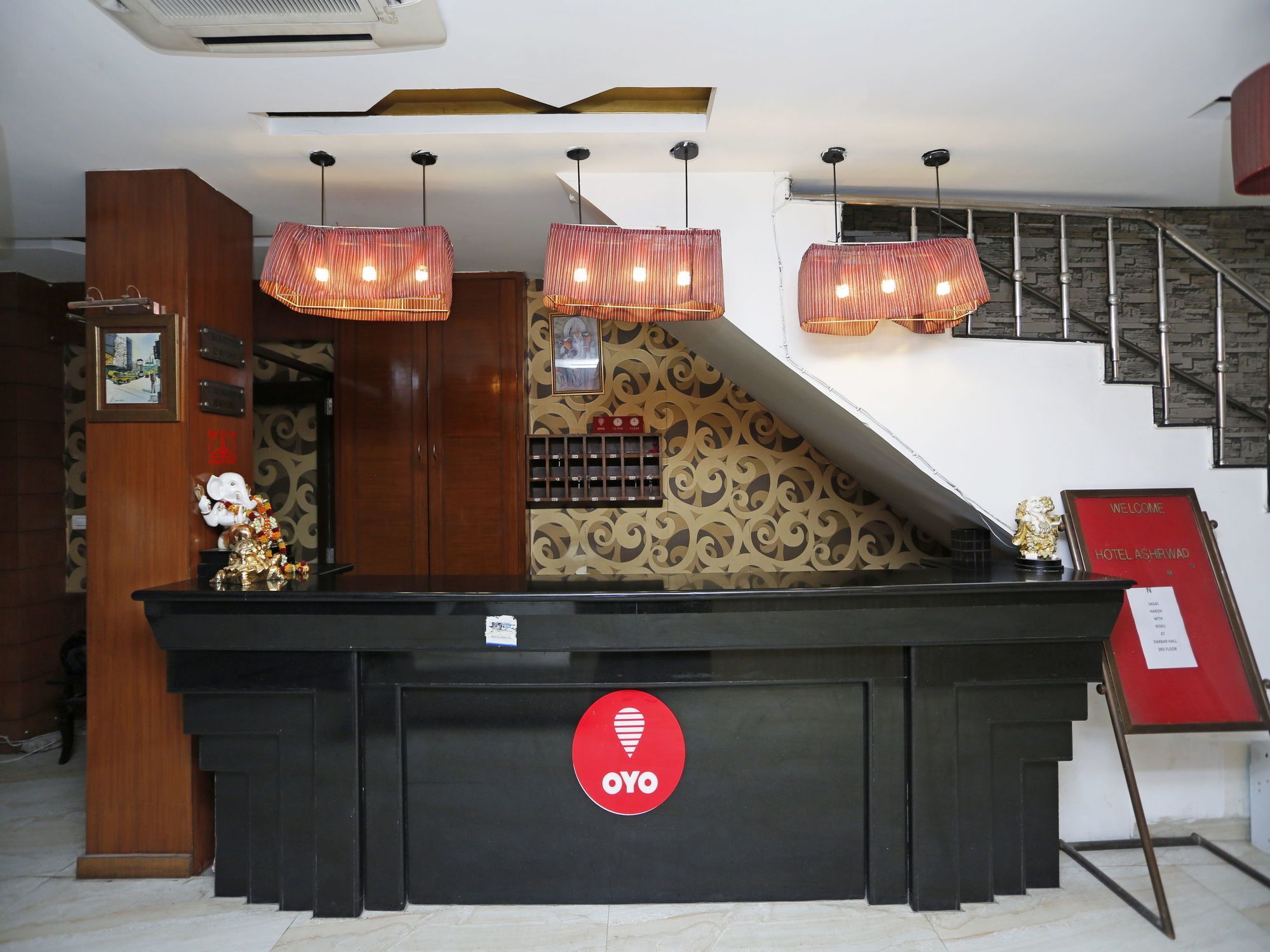 Oyo 834 Shree Balaji Hotel ファリーダーバード エクステリア 写真
